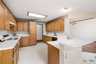 233 Hilltop Dr, Seguin, TX 78155 - Photo 4