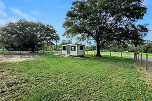 821 S Mill St, Flatonia, TX 78941 - Photo 18