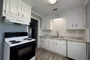 113 Bonham St, Port Lavaca, TX 77979 - Photo 10