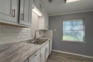 113 Bonham St, Port Lavaca, TX 77979 - Photo 8