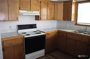 633 S Commerce St, Lockhart, TX 78644 - Photo 24