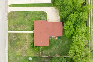 908 S Laurel Ave, Luling, TX 78648 - Photo 2