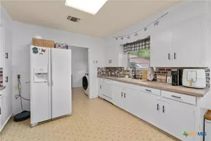 908 S Laurel Ave, Luling, TX 78648 - Photo 10
