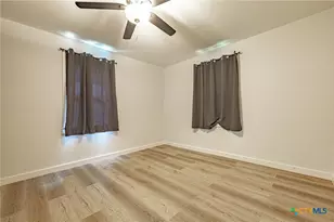 421 W Runk St, Shiner, TX 77984 - Photo 12