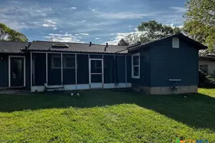450 Wallace St, Seguin, TX 78155 - Photo 18