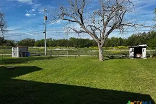 450 Wallace St, Seguin, TX 78155 - Photo 20