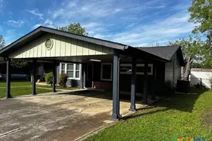 450 Wallace St, Seguin, TX 78155 - Photo 2