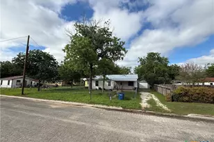 784 Samuels Ave, New Braunfels, TX 78130 - Photo 2