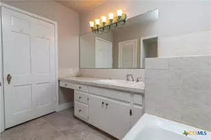 609 S Pecan Ave, Luling, TX 78648 - Photo 8