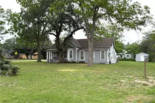 239 W High St, Goliad, TX 77963 - Photo 4