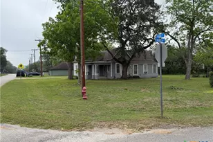 239 W High St, Goliad, TX 77963 - Photo 2