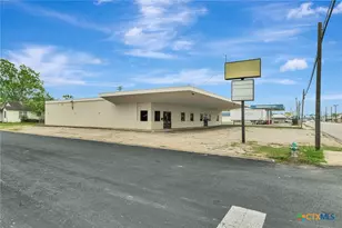 2112 N Navarro St, Victoria, TX 77901 - Photo 1