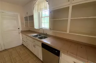 103 E Warren Ave, Victoria, TX 77901 - Photo 6