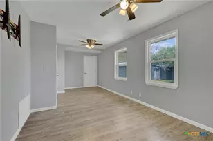1006 Pecan St, Floresville, TX 78114 - Photo 18