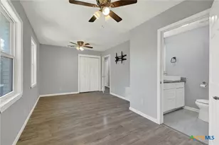 1006 Pecan St, Floresville, TX 78114 - Photo 18