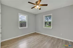 1006 Pecan St, Floresville, TX 78114 - Photo 28