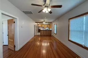 257 E Garza St, New Braunfels, TX 78130 - Photo 2