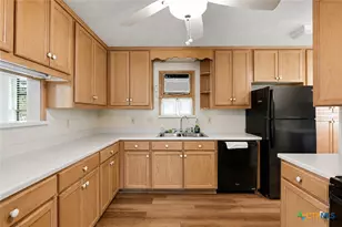 808 E Krezdorn St, Seguin, TX 78155 - Photo 12