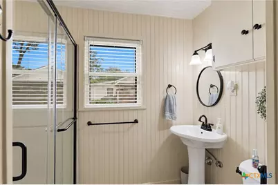 808 E Krezdorn Street, Seguin, TX 78155 - Photo 18