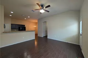 660 Creekside Cir, New Braunfels, TX 78130 - Photo 4