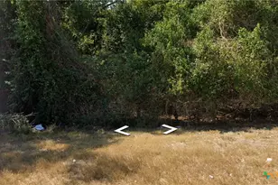 719 Water St, Gonzales, TX 78629 - Photo 1