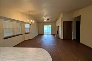 1020 Madeline St, New Braunfels, TX 78132 - Photo 4