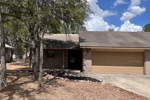 1020 Madeline St, New Braunfels, TX 78132 - Photo 2