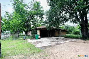 305 Yale St, Cameron, TX 76520 - Photo 14