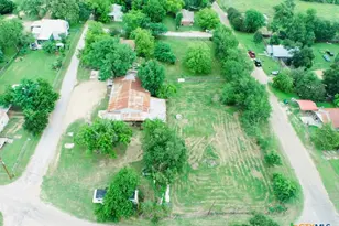 305 Yale St, Cameron, TX 76520 - Photo 32
