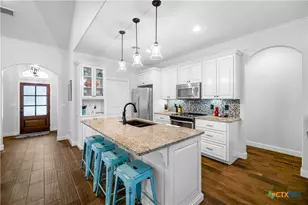 201 Amberglow Ct, Victoria, TX 77904 - Photo 8