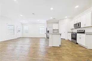 1012 Betsy Dr, Seguin, TX 78155 - Photo 10