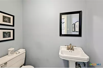 403 E Bowie Street, Luling, TX 78648 - Photo 32