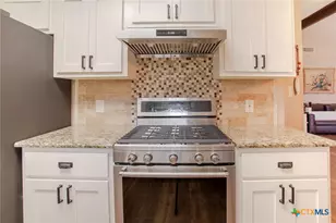 416 Roanoke Dr, Victoria, TX 77904 - Photo 8