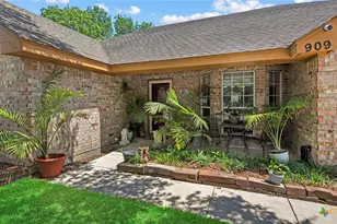 909 Queens Dr, New Braunfels, TX 78130 - Photo 2