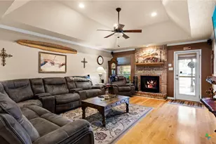 909 Queens Dr, New Braunfels, TX 78130 - Photo 8