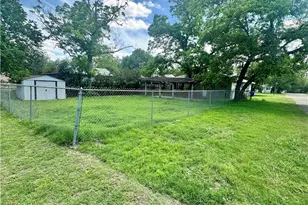 401 Walnut, Yoakum, TX 77954 - Photo 20