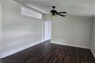 566 Gateway Cir, New Braunfels, TX 78130 - Photo 2
