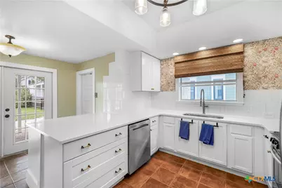 704 W Commercial Street, Victoria, TX 77901 - Photo 8
