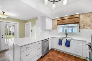 704 W Commercial St, Victoria, TX 77901 - Photo 8