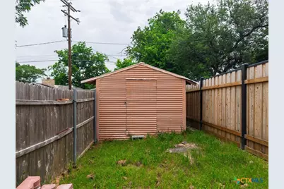 708 W North Ave, Lampasas, TX 76550 - Photo 34