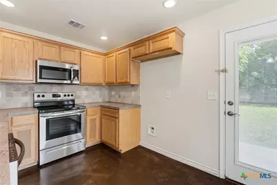 908 E Avenue B, Lampasas, TX 76550 - Photo 8