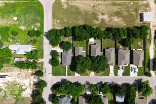 908 E Ave B, Lampasas, TX 76550 - Photo 24