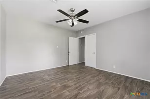 630 E Pine St, Seguin, TX 78155 - Photo 6