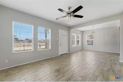 630 E Pine Street, Seguin, TX 78155 - Photo 8