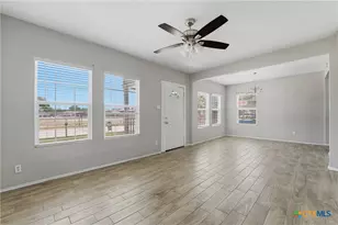 630 E Pine St, Seguin, TX 78155 - Photo 8