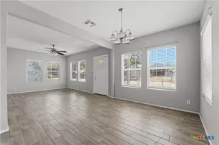630 E Pine St, Seguin, TX 78155 - Photo 10