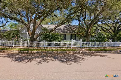 2804 E Loma Vista Avenue, Victoria, TX 77901 - Photo 2