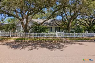 2804 E Loma Vista Ave, Victoria, TX 77901 - Photo 2