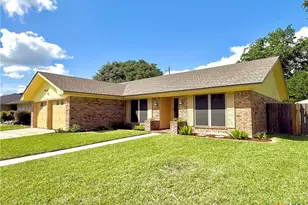 208 Richmond Dr, Victoria, TX 77904 - Photo 1