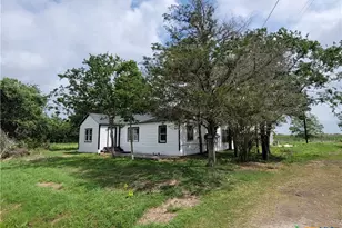 1108 S East St, Edna, TX 77957 - Photo 2